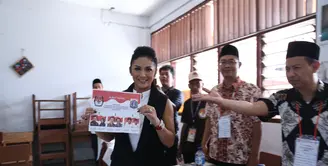 Penyanyi dan pemeran Krisdayanti sangat antusias memberikan hak suaranya untuk pemilihan Gubernur dan Wakil Gubernur DKI Jakarta 2017. Bersama dengan mamanya, ia berangkat sekitar pukul 10.00 WIB. (Nurwahyunan/Bintang.com)