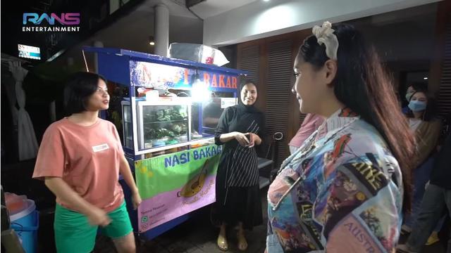 6 Momen Nagita Slavina Cicipi Nasi Bakar Melati Eks JKT48, Lontarkan Pujian