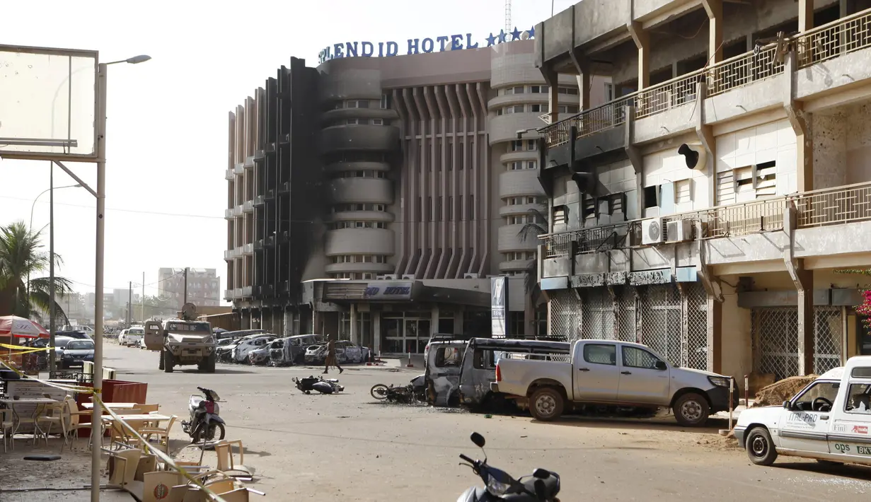 Suasana pasca serangan teror di hotel Splendid, Ouagadougou , Burkina Faso, (16/1).  Bangunan  hotel rusak dan beberpa kendaraan di dekat hotel hangus terbakar pasca serangan teror tersebut. (REUTERS / Joe Penney)
