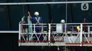 Pekerja melakukan perawatan gedung bertingkat di Jakarta, Rabu (28/7/2021). Subsidi upah sebesar Rp 1 juta akan diberikan kepada pekerja dengan syarat gaji di bawah Rp 3,5 juta dan sudah terdaftar di BPJS Ketenagakerjaan. (Liputan6.com/Angga Yuniar)