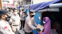 Rayakan HUT Bhayangkara, Polri Bagikan Sembako untuk warga Korban Kebakaran di Kapuk Muara