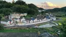 Foto dari udara menunjukkan pemandangan Desa Yushui yang telah direnovasi di Chengbei, Kota Meizhou, Provinsi Guangdong, China selatan (20/11/2020). Meizhou merupakan kampung halaman bagi banyak warga China yang merantau ke luar negeri. (Xinhua/Li He)