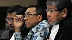 Mantan Menteri ESDM, Jero Wacik memperhatikan keterangan saksi di Pengadilan Tipikor, Jakarta, Senin (16/11/2015). Sidang lanjutan tersebut memeriksa 5 saksi dari Kementerian ESDM dan Pemred Indopos yang berhalangan hadir. (Liputan6.com/Helmi Afandi)