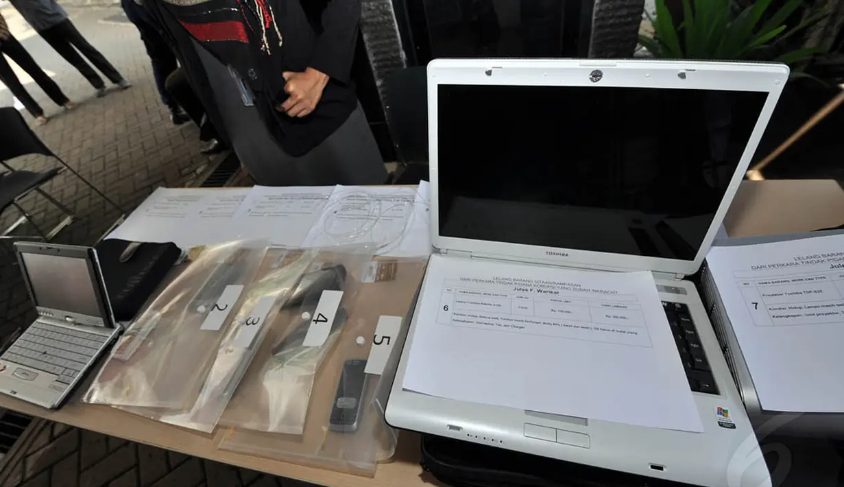 Benda yang dilelang KPK termasuk gadget terkait beberapa perkara yang sudah berkekuatan hukum tetap, Jakarta, Rabu (12/11/2014). (Liputan6.com/Miftahul Hayat)