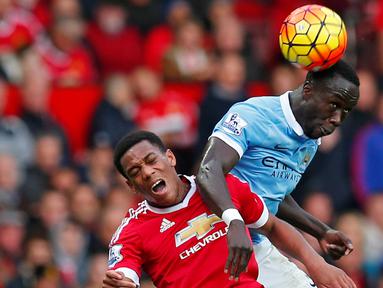 Pemain Manchester City, Bacary Sagna (kanan), berebut bola dengan pemain Manchester United, Anthony Martial, dalam lanjutan Liga Premier Inggris di Stadion Old Trafford, Inggris, Minggu (25/10/2015). (Reuters/Eddie Keogh)