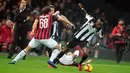 Pemain Udinese, Seko Fofana berusaha melewati bek AC Milan, Ricardo Rodriguez saat bertanding di Liga Italia di stadion Friuli Dacia Arena, Italia (4/11). Milan menang 1-0 berkat gol tunggal Alessio Romagnoli jelang akhir laga. (AP Photo/Sefano Lancia)