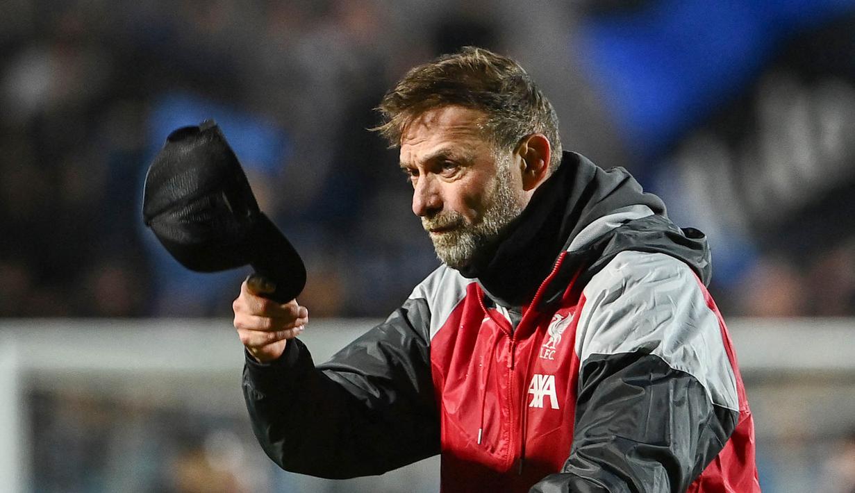 Pelatih Liverpool, Jurgen Klopp, angkat topi untuk Atalanta saat leg kedua babak perempat final yang berlangsung di Gewiss Stadium, Jumat (19/4/2024). (AFP/Isabella Bonotto)