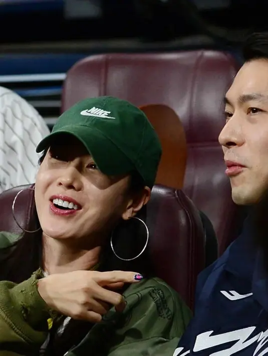 Hyun Bin tampil dengan rambut gondrongnya, mengenakan kaus yang ditumpuk dengan jaket baseball berwarna biru navy dan logo bendera Korea Selatan di bagian dadanya. [Foto: Instagram/notyourfairytale]