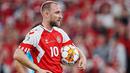 Gelandang Timnas Denamrk, Christian Eriksen memegang bola sambil menunggu keputusan VAR saat menghadapi San Marino pada laga matchday kelima Grup H Kualifikasi Euro 2024 di Copenhagen, Denmark, Jumat (8/9/2023) dini hari WIB. (AFP/Ritzau Scanpix/Liselotte Sabroe)