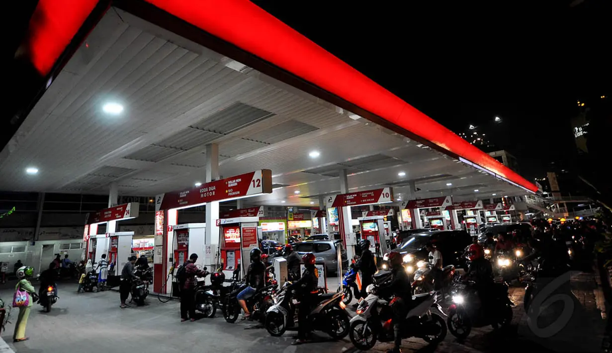 Para pengendara terlihat mengantre dengan tertib saat menunggu giliran pengisian BBM, Jakarta, Senin (17/11/2014). (Liputan6.com/Miftahul Hayat)