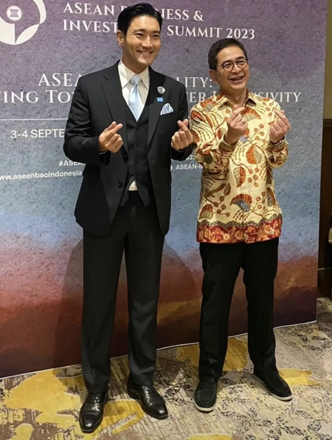 6 Penampilan Siwon Super Junior Rapi Kenakan Jas Hitam di KTT ASEAN ...