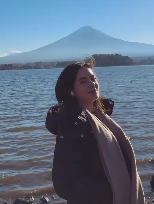 Stefhanie Zamora juga memilih Jepang untuk liburan akhir tahunnya, ia pun tampil dengan padding jaket hitam dipadukan syal coklatnya. [@steffizamoraaa]