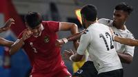 Pemain Fiji, Pawan Pratap bahkan menampol dua pemain Timnas Indonesia U-20, Frengky Missa dan Hokky Caraka dalam turnamen mini di SUGBK, Jakarta, Jumat (17/2/2023). (Bola.com/Bagaskara Lazuardi)