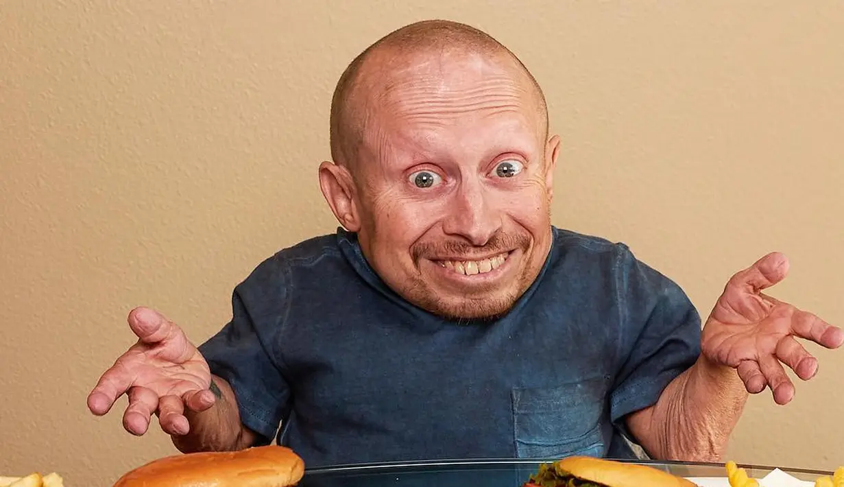Kabar mengejutkan datang dari dunia hiburan Hollywood. Pasalnya aktor mungil yang memerankan Mini-Me di Austin Powers, Verne Troyer meninggal dunia di usia 49 tahun pada Sabtu (21/4/2018). (Foto: instagram.com/vernetroyer)