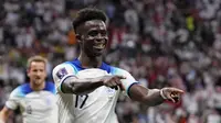 Gelandang Inggris Bukayo Saka merayakan gol ketiga timnya yang dicetak ke gawang Senegal pada laga babak 16 besar Piala Dunia 2022 di Al Bayt Stadium, Senin (5/12/2022) dini hari WIB. Tiga gol kemenangan Inggris diciptakan oleh Jordan Henderson dan Harry Kane di babak pertama serta Bukayo Saka di paruh kedua pertandingan. (AP Photo/Manu Fernandez)