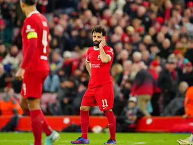 Ekspresi pemain Liverpool, Mohamed Salah (tengah) bereaksi setelah Atalanta mencetak gol ketiga timnya selama pertandingan sepak bola leg pertama perempat final Liga Europa di Stadion Anfield, Inggris, Kamis, 11 April 2024. (AP Photo/Jon Super)