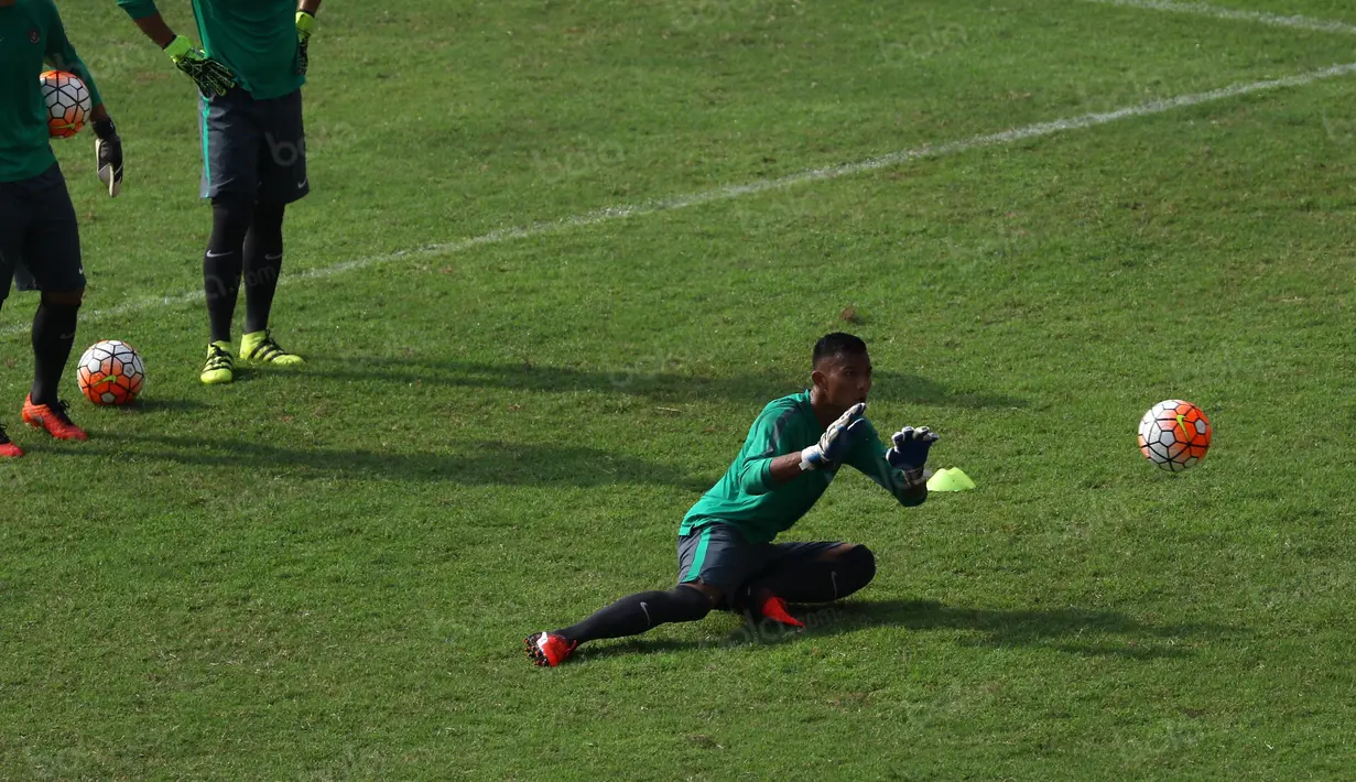 Teja Paku Alam tengah beraksi pada sesi latihan Timnas Indonesia di Stadion Pakansari, Bogor, Selasa (16/8/2016). (Bola.com/Nicklas Hanoatubun)