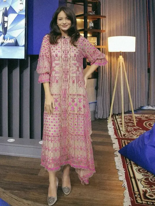 <p>Dress brokat lengan 3/4 dengan serut di bagian bawah lengan seperti Enzy ini pun bisa menjadi pilihan. Warna pink ini membuat wajah lebih glowing lagi lho. @enzystoria</p>