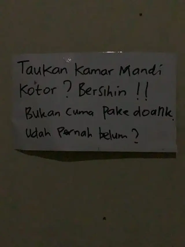 6 Peringatan di Dinding Kamar Mandi Kos Ini Bikin Tepuk Jidat