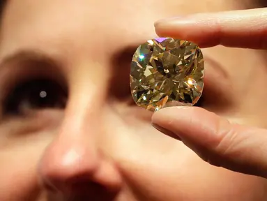 Sebuah berlian 118,05 karat dipamerkan di balai lelang Christie, London, Inggris, Selasa (9/4). Berlian yang ditaksir berharga Rp 35-49 M ini akan dilelang di Geneva Magnificent Jewels pada 15 Mei mendatang. (AP Photo/Kirsty Wigglesworth)