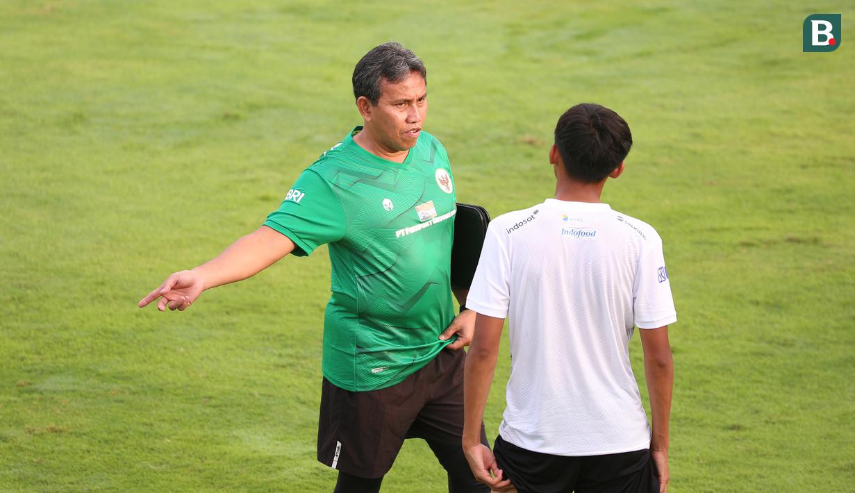 <p>Pelatih&nbsp;Timnas Indonesia U-17, Bima Sakti (kiri)&nbsp;saat memimpin sesi latihan di Lapangan ABC, Senayan, Jakarta, Sabtu (15/7/2023). Latihan tersebut digelar guna persiapan menghadapi Piala Dunia U-17 yang akan digelar 10 November hingga 2 Desember 2023 di Indonesia. (Bola.com/Ikhwan Yanuar)</p>