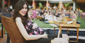 Syahnaz Sadiqah tengah mengandung anak pertama dan kedua. Usia kandungan adik Raffi Ahmad itu lima bulan. Istri Jeje Govinda itu hamil setelah menanti sekitar satu tahun. (instagram/syahnazs)