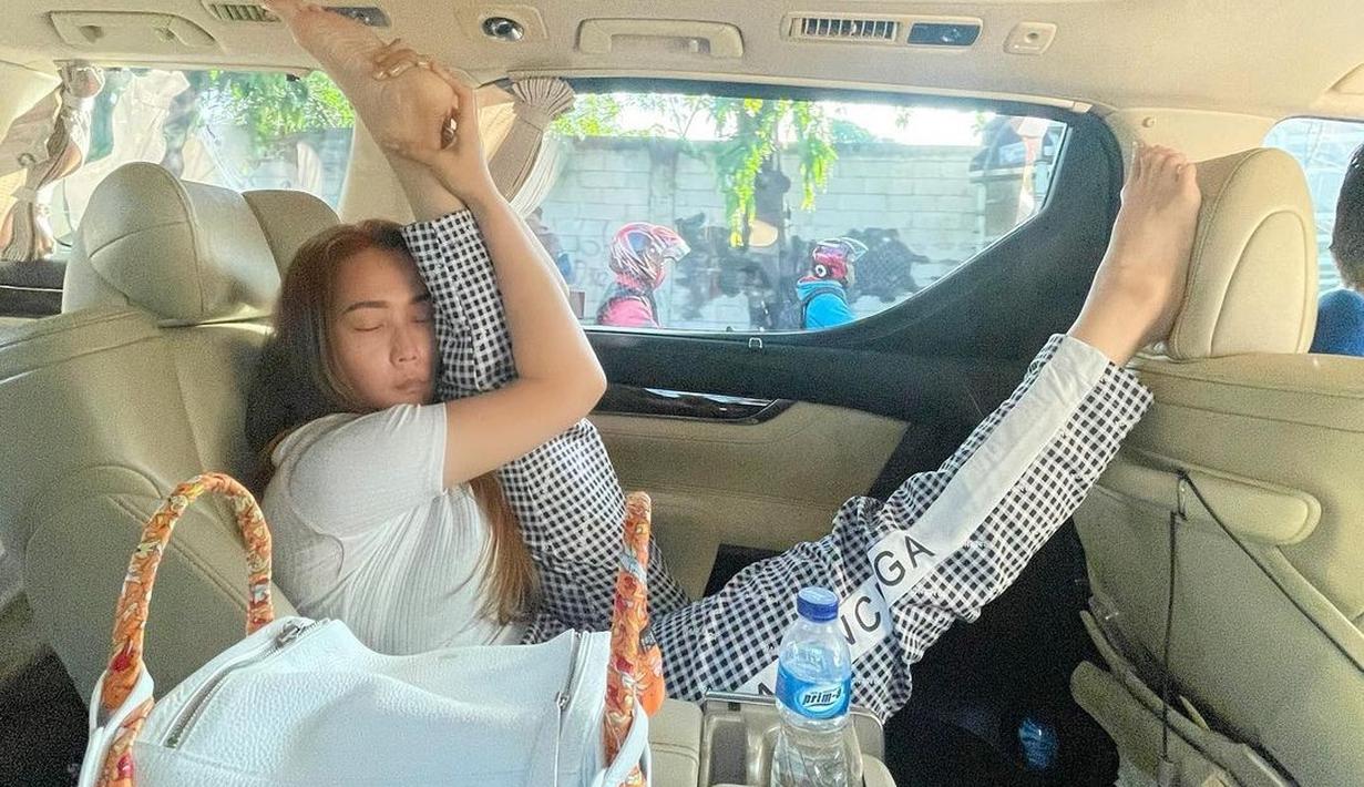 Beginilah aksi Inul Daratista yang bertingkah melipat tubuhnya saat di dalam mobil. Meski punya kaki jenjang, Inul bisa melipatnya saat di tempat sempit. (Liputan6.com/IG/@inul.d).