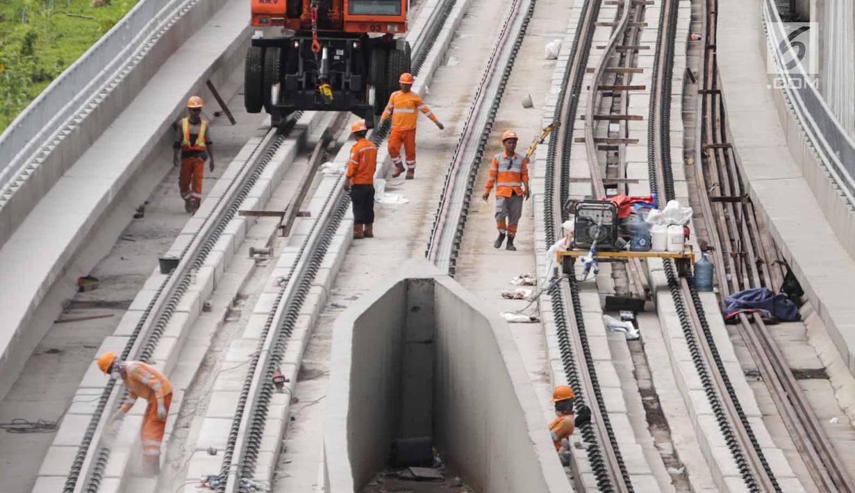 Pekerja melakukan pengerjaan proyek LRT Jabodebek, Jakarta, Selasa (12/3). Kereta LRT Jabodebek untuk rute Cawang-Cibubur akan diuji coba Juni 2019 dan saat ini proses pengerjaan untuk rute tersebut sudah mencapai 78,455%. (Liputan6.com/Faizal Fanani)