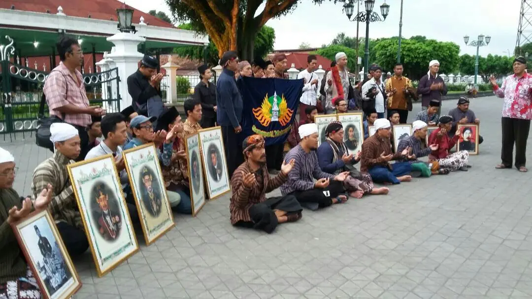 Sebanyak 50 orang beraksi Tapa Pepe menghadap Keraton Yogyakarta kembali memprotes Sabda Raja. (Liputan6.com/Yanuar H)