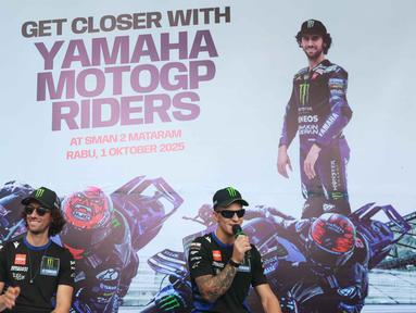 Dua pebalap Monster Energy Yamaha, Alex Rins (kiri) dan Fabio Quartararo, saat mengunjungi SMAN 2 Mataram, Kota Mataram, Nusa Tenggara Barat (NTB), Rabu (1/10/2025). (Bola.com/M Iqbal Ichsan)