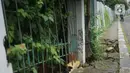 Kondisi pagar yang rusak di Taman Martha Tiahahu, kawasan Blok M, Jakarta, Selasa (18/2/2020). Keasrian dan kenyamanan taman yang memiliki luas 20.960 meter persegi tersebut dinilai terbengkalai dan tak layak menjadi taman kota karena tidak terawat. (Liputan6.com/Immanuel Antonius)