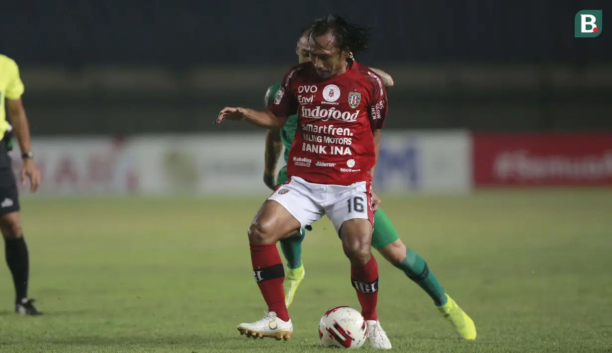 Gelandang Bali United, Hariono (depan) mengontrol bola dibayangi pemain PS Sleman Velez Nicolas Leandro dalam pertandingan perempat final Piala Menpora 2021 di Stadion Si Jalak Harupat, Bandung. Senin (12/4/2021). (Foto: Bola.com/Ikhwan Yanuar)