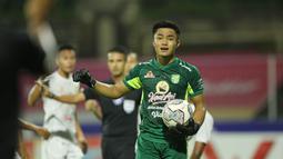 Kiper Persebaya Surabaya, Ernando Ari Sutaryadi, saat melawan Bali United pada pekan ke-33 BRI Liga 1 2021/2022 di Stadion I Gusti Ngurah Rai, Denpasar, Jumat (25/3/2022). (Bola.com/M Iqbal Ichsan)