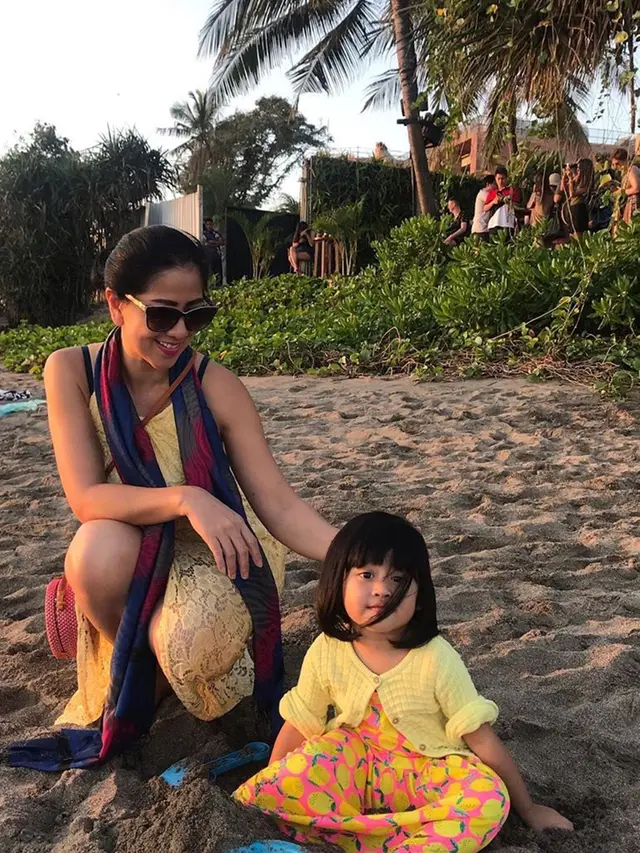 Venna Melinda dan Anak Angkatnya