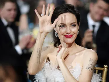Angelina Jolie menghadiri acara Critics Choice Awards 2018 di Santa Monica, California, Kamis (11/1). Angelina Jolie sukses menjadi salah satu yang paling mencuri perhatian dengan penampilan yang berbeda dari biasanya. (Christopher Polk/Getty Images/AFP)