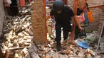 Peristiwa bom meledak terjadi di Keluarahan Polowijen, Malang, Jawa Timur. Akibatnya sebuah rumah hancur (ANTARA/Ari Bowo Sucipto)