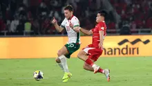 Pemain Timnas Indonesia, Ragnar Oratmangoen (kanan) berusaha merebut bola dari pemain Bulgaria, Martin Georgiev dalam laga final FIFA Series 2026 di Stadion Utama Gelora Bung Karno (SUGK), Senayan, Jakarta, Senin (30/03/2026). (Bola.com/Abdul Aziz)