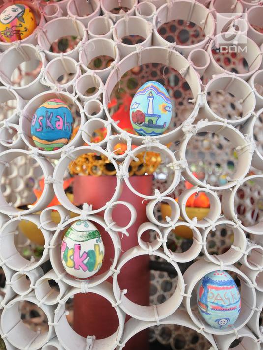 Beberapa telur paskah yang ada pada dekorasi telur paskah raksasa di Gereja Katedral, Jakarta, Minggu (4/1). Telur paskah tersebut dihias dengan tema sila ketiga dalam Pancasila. (Liputan6.com/Helmi Fithriansyah)