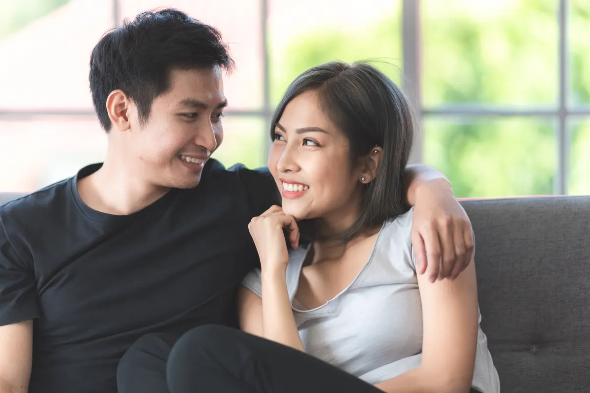 perempuan dan pasangan 13 juli duduk