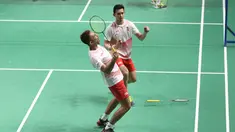 Pasangan Indonesia, Fajar Alfian/M Rian Ardianto, saat melawan wakil Jepang, Takuto Inoue/Yuki Kaneko, pada laga Asian Games di Istora, Jakarta, Selasa (21/8/2018). Fajar/Rian menang 21-10, 21-10. (Liputan6.com/Helmi Fithriansyah)