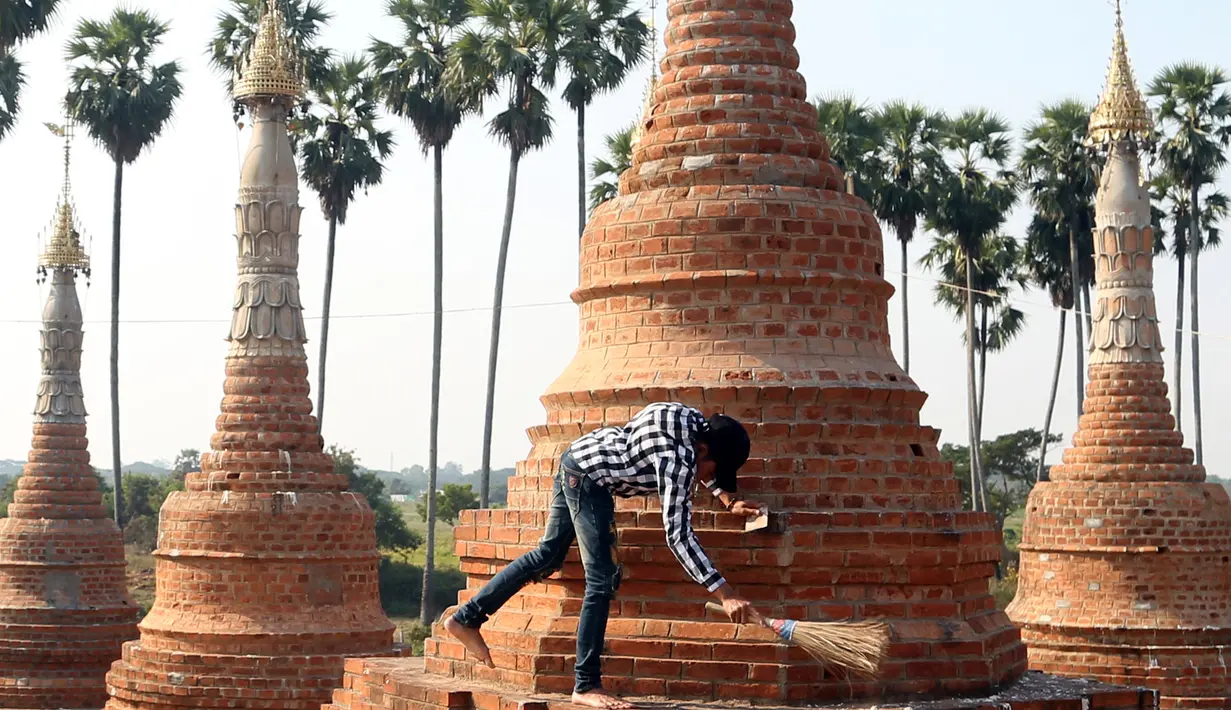 Relawan membersihkan pagoda Buddha kuno di Naypyitaw, Myanmar (27/1). Pagoda yang berada di ibu kota negara tersebut dibangun 160 tahun lalu pada masa dinasti Konbaung dan Amarapura. (AP Photo/Aung Shine Oo)