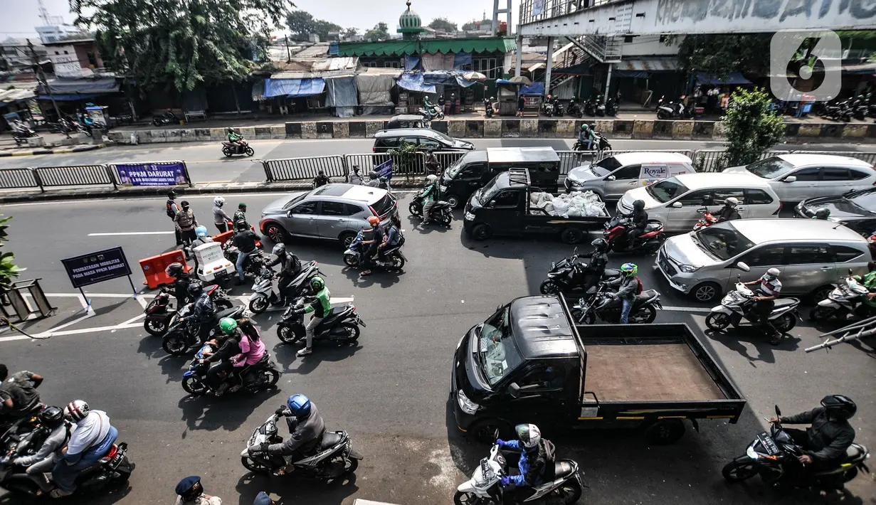 Kemacetan kendaraan saat terjebak penyekatan mobilitas di Jalan Basuki Rahmat, Jakarta, Kamis (15/7/2021). Polda Metro Jaya memperluas area penyekatan selama PPKM Darurat menjadi 100 titik guna mengurangi mobilitas sekaligus menekan penyebaran Covid-19. (merdeka.com/Iqbal S Nugroho)