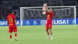 Pemain Macan Kemayoran, Rizky Ridho, menggendong anak rekan setimnya Witan Sulaeman, Hanina Sulaeman setelah pertandingan Persija Jakarta kontra Persik Kediri pada laga BRI Liga 1 di Stadion Pakansari, Jakarta, Minggu (1/12/2024). (Bola.com/M Iqbal Ichsan)