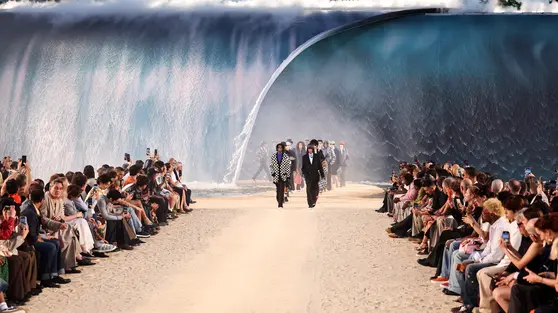 Louis Vuitton Hadirkan Ombak Buatan 26 Kaki ke Runway di Malam Terpanas Paris