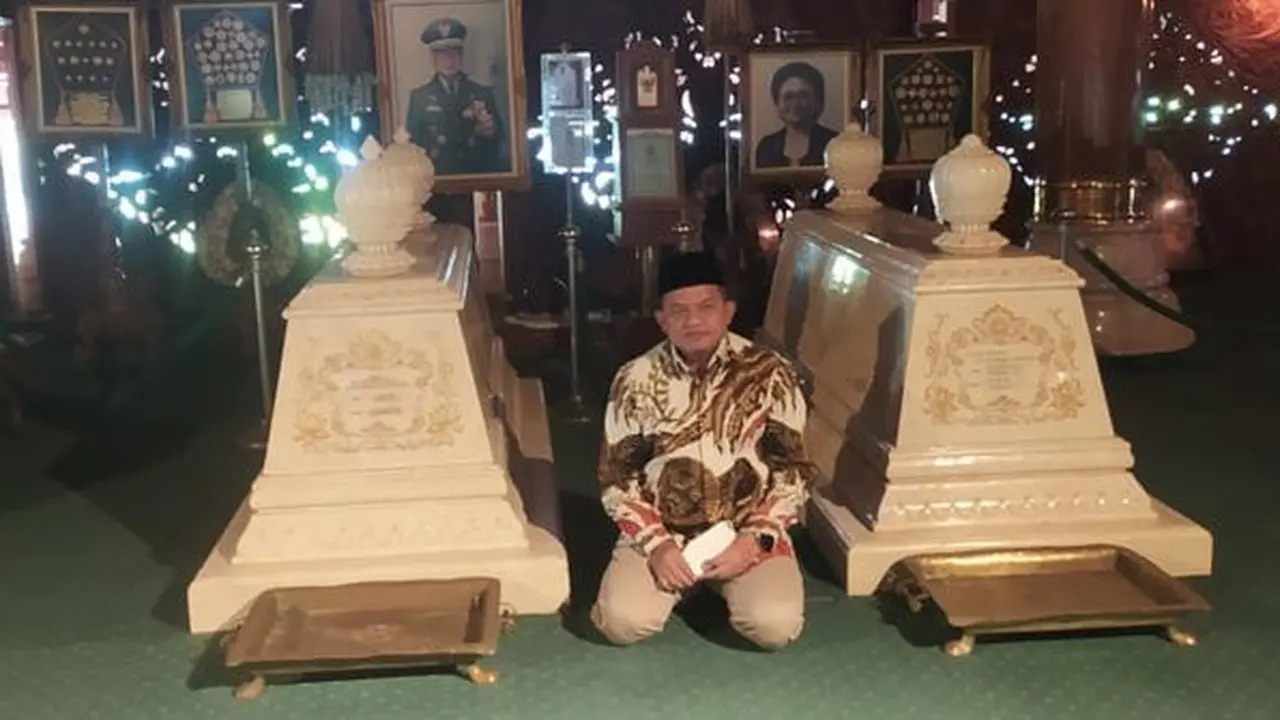 Mulyadi Gerindra di makam soeharto. ©2021 Merdeka.com/dokumen pribadi
