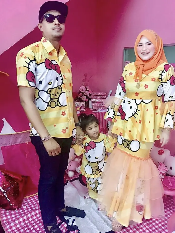 Potret Keluarga Kompak Kenakan Baju Hello Kitty Bahkan Saat Lebaran