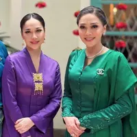 Bunga Citra Lestari dan Maia Estianty Dibalut Baju Kurung saat kondangan. [@maiaestiantyreal]