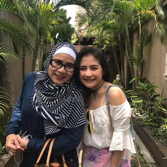 7 Potret Prilly Latuconsina dan Sang Ibunda, Kompak Banget
