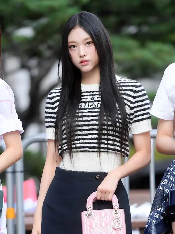 Haerin NewJeans di Music Bank tampil mewah dengan outfit dari Dior