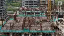 Pekerja menyelesaikan pembangunan Apartemen Meikarta di Cikarang, Kabupaten Bekasi, Jawa Barat, Jumat (12/4). Sejak diluncurkan 17 Agustus 2017 lalu, Meikarta secara cepat melakukan pembangunan dan kini sudah ada 28 tower yang sudah dibangun secara serentak. (Liputan6.com/Johan Tallo)
